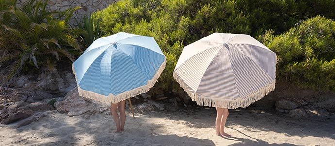 Sombrilla de playa: el placer de vivir el verano a la sombra
