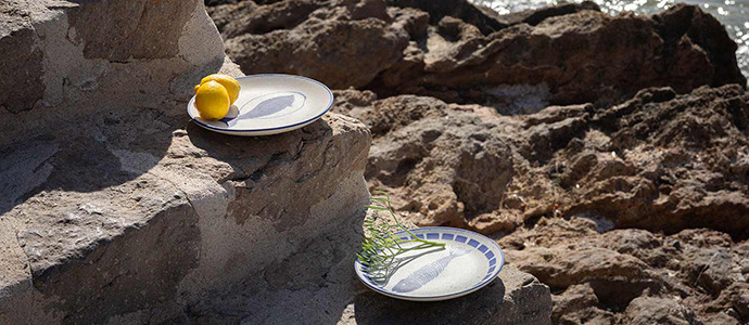 El arte de vestir la mesa con platos de cerámica de inspiración marinera